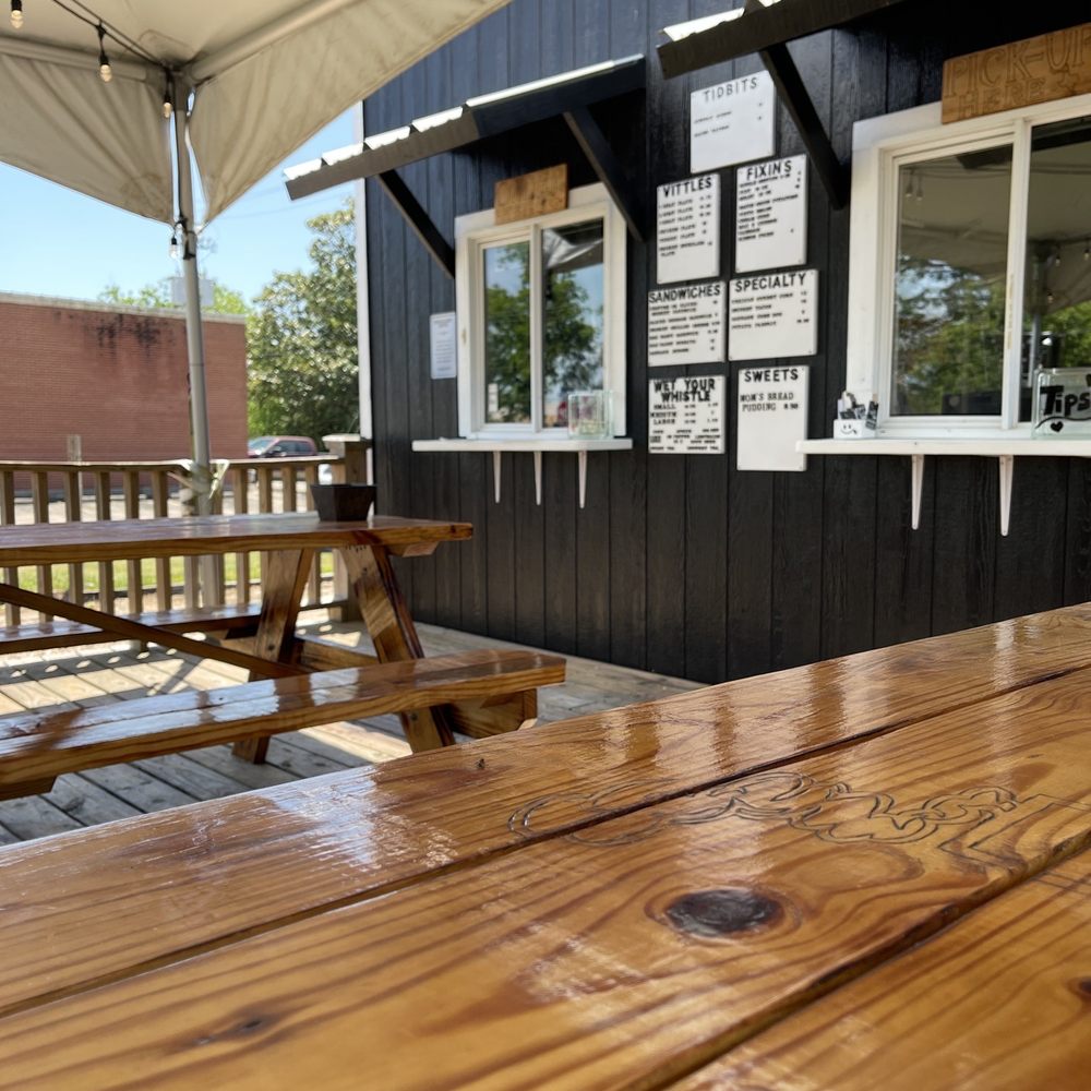 Damon's Real Texas BBQ - Seating area - Barbeque Near Me - Wharton, Texas