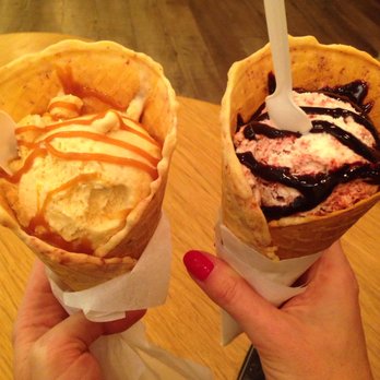 Cupcake Corner Bakery - Red velvet with blueberry sauce and salty caramel with salty caramel sauce - Cupcakes Near Me - Warsaw, MZ