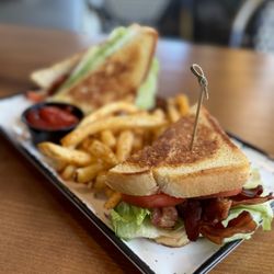Aces Pickleball Bar & Grill - Aces BLT - Crispy bacon, lettuce, tomato, mayo, sourdough bread
