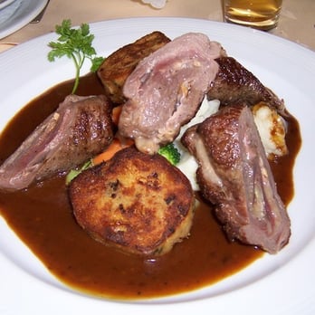 Alter Bahnhof - Roulade vom Hirsch, rosa gebraten, mit Parmesan und Serrano gefüllt an Sherryrahm mit buntem Gemüse und Serviettenknödel - German Near Me - Dortmund, NW
