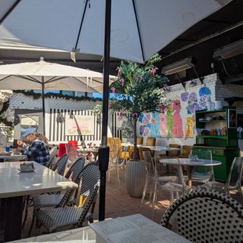26 Beach Restaurant - Outdoor patio has a very quirky and cute aesthetic - New American Near Me - Venice, California