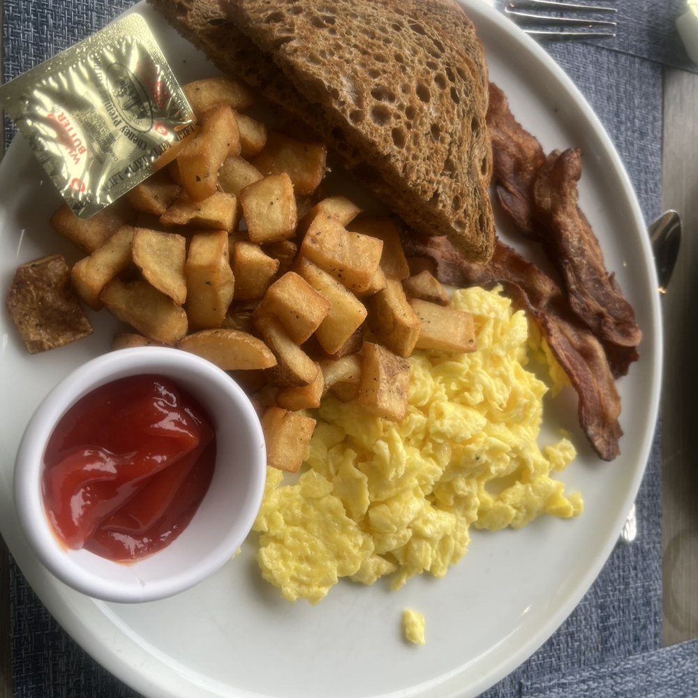 Viento Kitchen & Bar at Zota Beach Resort - Scrambled eggs and bacon - Bars Near Me - Longboat Key, Florida Viento Kitchen & Bar at Zota Beach Resort - Scrambled eggs and bacon - Bars Near Me - Longboat Key, Florida