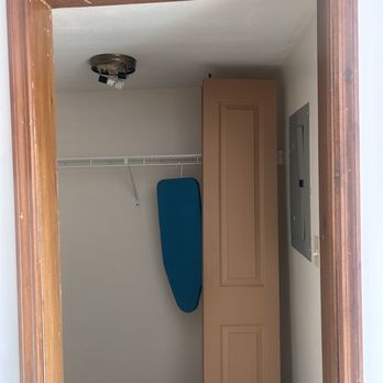 Hotel Nashville - Utility room broken door. Off the kitchenette. - Hotels Near Me - Nashville, Indiana Hotel Nashville - Utility room broken door. Off the kitchenette. - Hotels Near Me - Nashville, Indiana