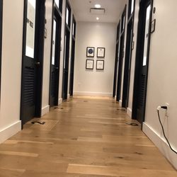 American Eagle Outfitters - Fitting rooms