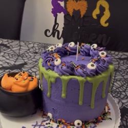 Cupcakes and Smiles - I was just blown away by this custom cake I ordered.