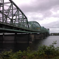 Columbia River Crossing Office - (OR side) Here are the fixed parts of the bridge seen from the parking of the Red Lion