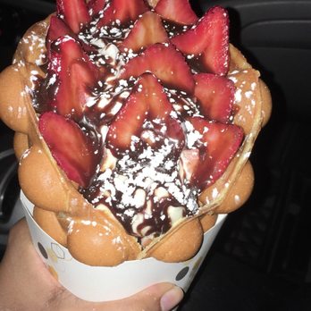 Golden Bubbles - Strawberry dream with vanilla ice cream - Waffles Near Me - Toronto, Ontario