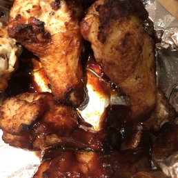 Poor bbq sauce on wings just squirted on 2 pieces! Poor bbq sauce on wings just squirted on 2 pieces!
