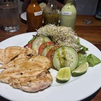 La Ceiba de la 30 - Grilled Chicken. Salad side. - Mexican Near Me - Playa del Carmen, ROO La Ceiba de la 30 - Grilled Chicken. Salad side. - Mexican Near Me - Playa del Carmen, ROO