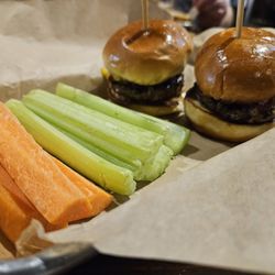Temblor Brewing Company - Sliders and veggie sticks