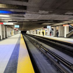 Métro Place d'Armes - Platforms with colours of Ukraine