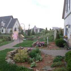 Cottage Winery and Vineyard - Winding path to tasting room