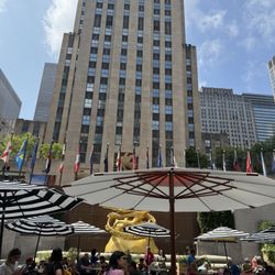 Shake Shack - Outdoor seating area