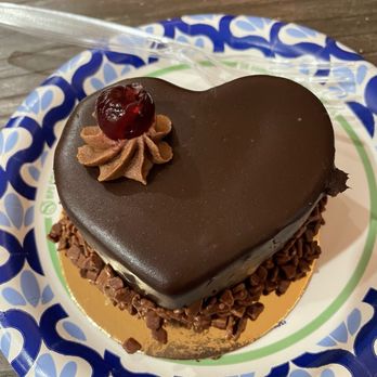 Juns Macaron Gelato - Chocolate vanilla heart cake - Gelato Near Me - Fort Lee, New Jersey Juns Macaron Gelato - Chocolate vanilla heart cake - Gelato Near Me - Fort Lee, New Jersey