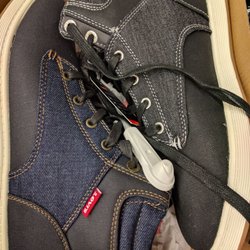 K&G Fashion Superstore - Somebody placed a blue, and black shoe in the same box. Come on! Honest? Jesus people!!