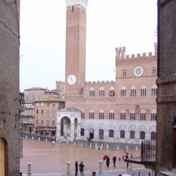 Albergo Cannon d'Oro - Steps from Palazzo Pubblico & the tower/Torre del Mangia in the film Quantum of Solace.