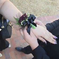 Rainbow Florist - Pretty corsage last-minute gift  for prom.