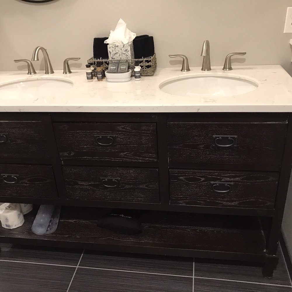 Hotel Roslyn - Bathroom vanity - Hotels Near Me - Roslyn, Washington Hotel Roslyn - Bathroom vanity - Hotels Near Me - Roslyn, Washington