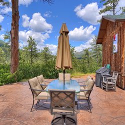 Rocky Mountain Lodge - Outdoor patio with dining furniture