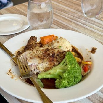 Queen Victoria Place Restaurant - Chicken breast - Bars Near Me - Niagara Falls, Ontario Queen Victoria Place Restaurant - Chicken breast - Bars Near Me - Niagara Falls, Ontario