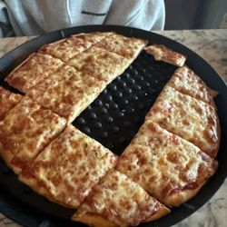 Maciano's Pizza - Thin crust cheese pizza