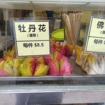 寶蓮苑素食 - Some colourful food at the store front - Vegetarian Near Me - Hong Kong, HK