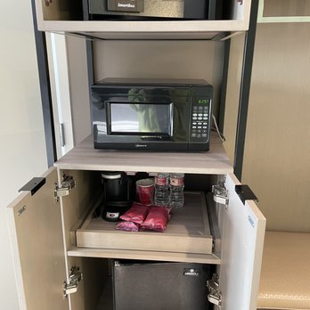 Seattle Marriott Bellevue - Refrigerator, microwave, coffee maker and safe - Hotels Near Me - Bellevue, Washington