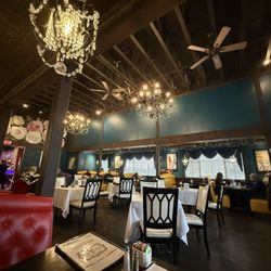 Paris Bistro - High ceilings