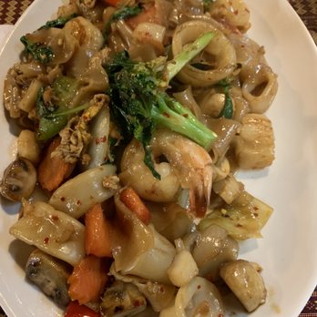 Sa Bai Thai Cuisine - Pad Kee Mao with Seafood combo (shrimps. Scallops and squids) - Thai Near Me - Portland, Oregon Sa Bai Thai Cuisine - Pad Kee Mao with Seafood combo (shrimps. Scallops and squids) - Thai Near Me - Portland, Oregon