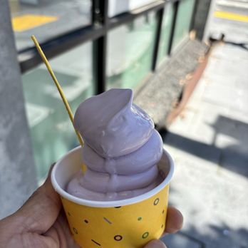 Somisomi - Same weird looking serving. Can we train ALL employees to serve a better eye appealing cup of soft serve??? fill the cup up a little more? - Ice Cream & Frozen Yogurt Near Me - San Francisco, California Somisomi - Same weird looking serving. Can we train ALL employees to serve a better eye appealing cup of soft serve??? fill the cup up a little more? - Ice Cream & Frozen Yogurt Near Me - San Francisco, California