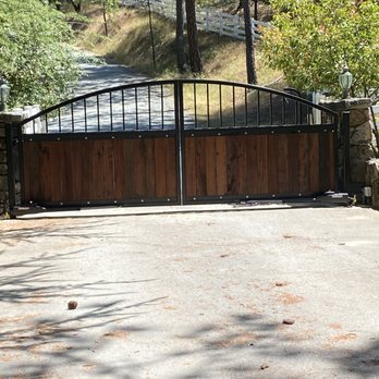 Toyon construction - a gated driveway leading to a house - General Contractors Near Me Toyon construction - a gated driveway leading to a house - General Contractors Near Me