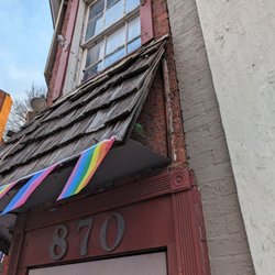 Leon's of Balto - It looks old and tired like the barfiles inside.