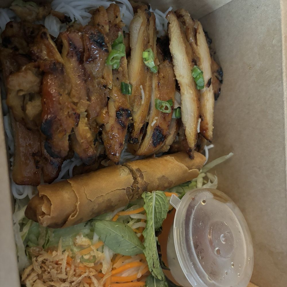 Simmer - Lemongrass chicken vermicelli with an egg roll - Vietnamese Near Me - Rohnert Park, California Simmer - Lemongrass chicken vermicelli with an egg roll - Vietnamese Near Me - Rohnert Park, California