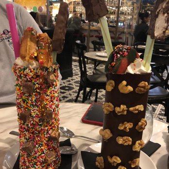 Sugar Factory Foxwoods - Giggles Snickers milkshake and Chocolate Rocky Road milkshake - American Near Me - Mashantucket, Connecticut Sugar Factory Foxwoods - Giggles Snickers milkshake and Chocolate Rocky Road milkshake - American Near Me - Mashantucket, Connecticut