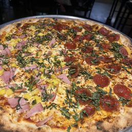 1/2 Pepperoni con Basil 1/2 Hawaiana con Basil