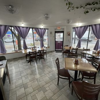Las Maria’s Breakfast Club - Main room looking from the side room. - Breakfast & Brunch Near Me - Chicago, Illinois