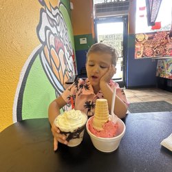 United Paleteria Y Nieveria - Yummy mini chocolate milkshake and strawberry milk ice cream