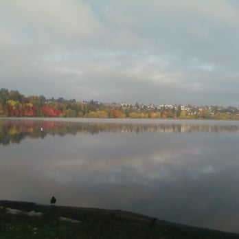 Green Lake Park - Green lake with beautiful foliage - Parks Near Me - Seattle, Washington