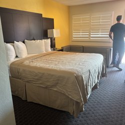 Hollister Inn