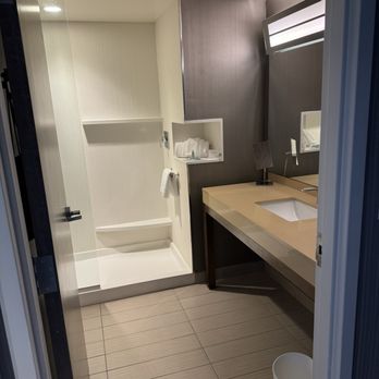 Courtyard by Marriott Carrollton - Bathroom - Hotels Near Me - Carrollton, Georgia