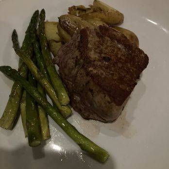 Willoughby's On Park - 8 oz Filet with asparagus and potatoes - Cocktail Bars Near Me - Wyomissing, Pennsylvania