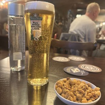 Red Lion - Samuel Smith organic Lager with pub peanuts - Pubs Near Me - London, XGL