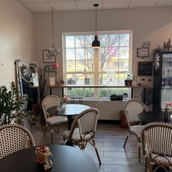 Fiore Cafe - Bright cheery morning  at the neighborhood Cafe!