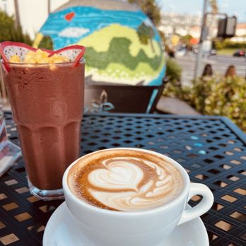 Urth Caffe - Coffee & Tea Near Me - Laguna Beach, California