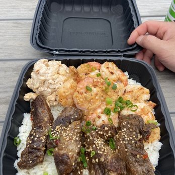 Da Bald Guy - Braised Boneless Kalbi Beef Peeled Garlic Butter Shrimp - Food Trucks Near Me - Kahuku, Hawaii