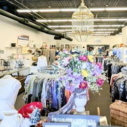 Discovery Shop - Woman's clothes