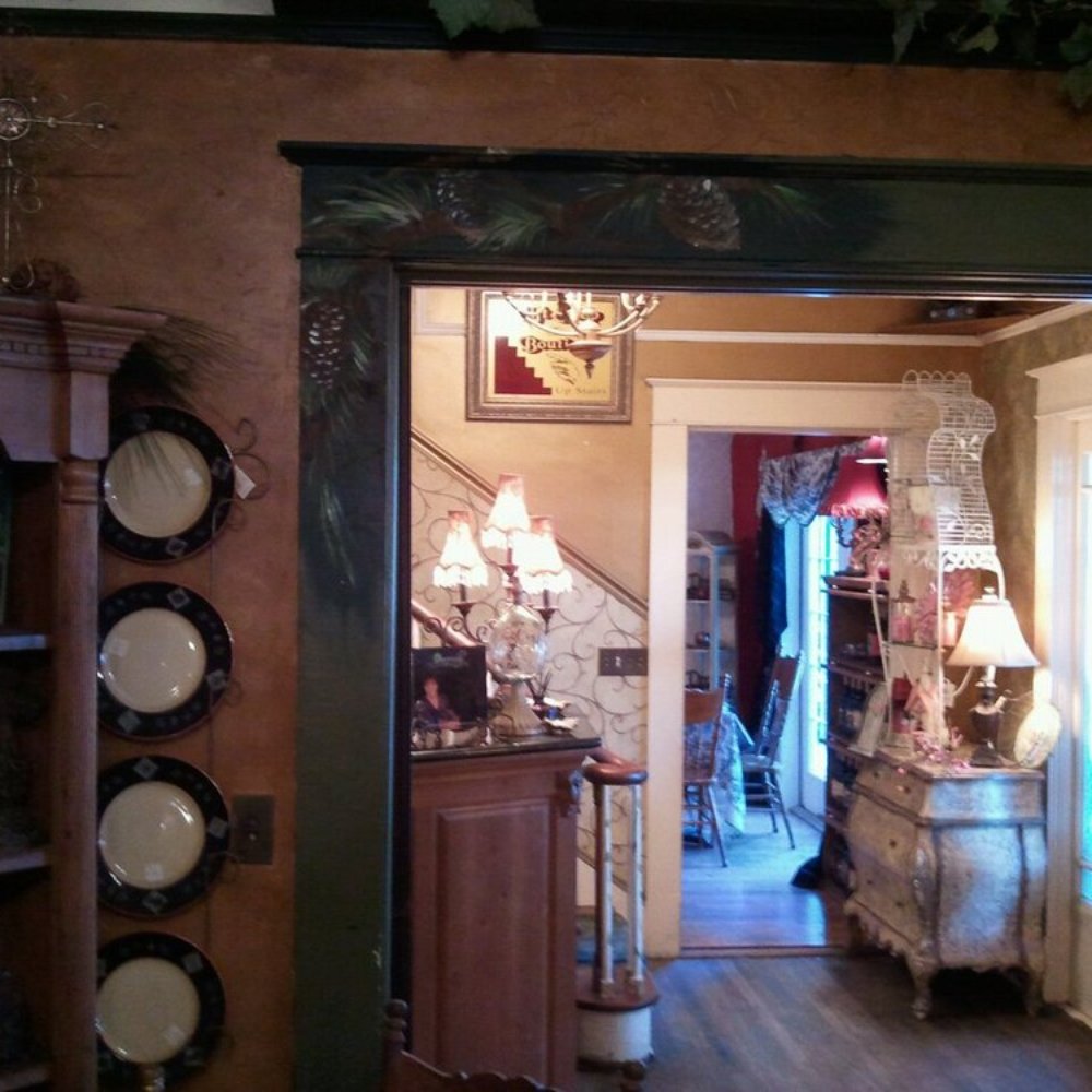 The Ivy House Restaurant - Entry as seen from the left-side dining room of The Ivy House. - Southern Near Me - Williston, Florida