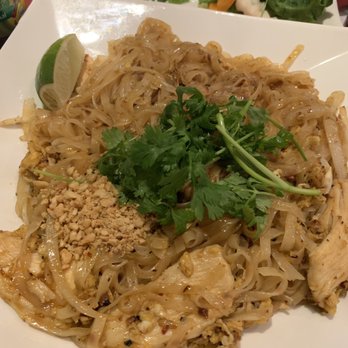 Me'lange - Pad Thai w/ Chicken - Vietnamese Near Me - Houston, Texas Me'lange - Pad Thai w/ Chicken - Vietnamese Near Me - Houston, Texas