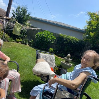 A Helping Hand - My mother to the right , her roommate Evelyn and the owner Sue bottom left. - Hospice Near Me - Hawthorne, California