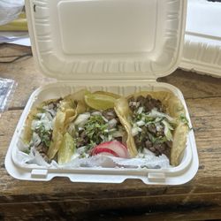 Evelin’s Antojitos Latinos - Carnitas tacos
